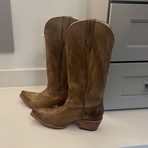 Free Bird Woodland boots size 9, tan color